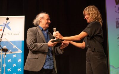 Xavier Bermúdez recolle o premio honorífico do Festival de Cine Inclusivo de mans da actriz Marta Larralde